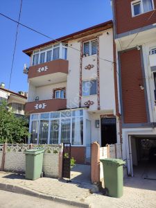 Tarcanlar'dan Körfez Güney Mah. Üçkatlı Bina Ara Kat Satılık.