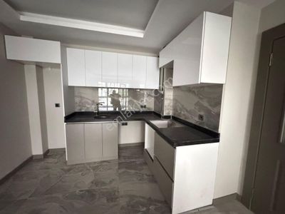 Çiçekli Mahallesinde Cadde Üzerinde 2+1 Katta Yeni Binada Daire