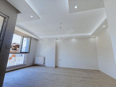 Sultanbeyli'de Ana Cadde Üzerinde Satılık 4+1 Üst Dublex Daire