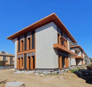 Güzelce'de Güvenli Site İçerisinde Müstakil Havuzlu Lüks Villa