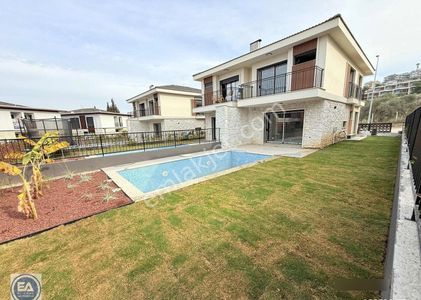 Karaova Mahallesinde Özel Havuzlu Otoparklı 6+1 Villa