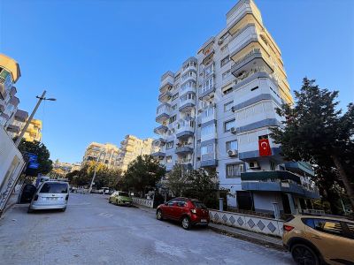 Bayraklı Soğukkuyu'da Geniş 3+1 Hastane Karşısı Daire