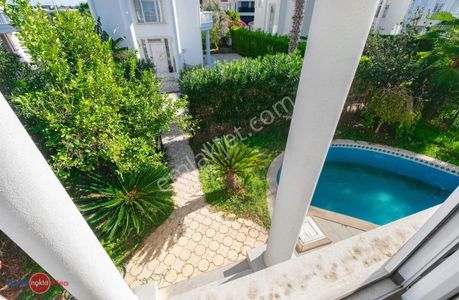 Ela Geredelioğlu'dan Müstakil Havuzlu Bahçeli Triblex Villa