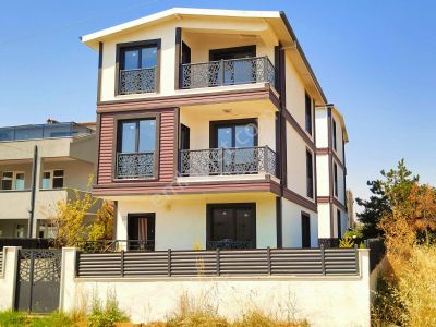Okula Yakın Merkezde 6+1 Bahçeli Müstakil Villa Kartallar'dan.