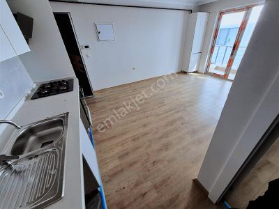 Arel'den Bahçelievler'de 1 Kat Yeni Bina Kombili Yan Cephe 1+1