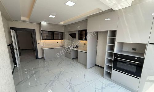 Kuşcağız Mahallesi'nde 3.kat Konumunda Y.giriş 3+1 Daire!