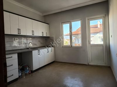 Stop’tan Tuzla Mahallesi Vali Recai Güreli Okulu Karşısı 3+1