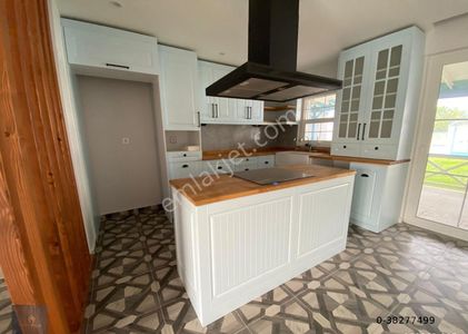 Mera Emlak Bostancıda Özel Tasarım 275m2 Arsa İçinde 4+1 Villa