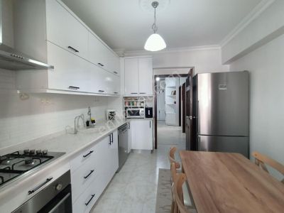 Emaks'tan/1204 Cad.üzerinde/1.kat Konumunda/bakımlı/yapılı/3+1