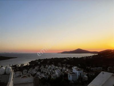 Bodrumda Havuzlu Sitede Deniz Manzaralı Eşyalı Satılık Villa...