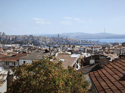 Fatih'te Deniz Manzaralı Teraslı Çatı Katı Kiralık Daire