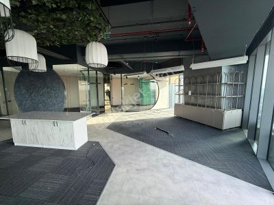 Kiralık Ofis Skyland'te Balkonlu Prestijli Remax Astyle