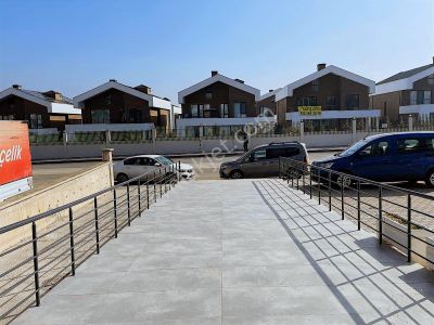 Bağlıcada Satılık 3 Katlı Bahçeli Teraslı Ticari Villa