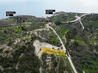 Karaburun Kösedere'de Asfalt Yola Cepheli Deniz Manzaralı Tarla