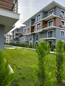 Yeni Foça'da Havuzlu Sitede 2+1 Kiralık Daire