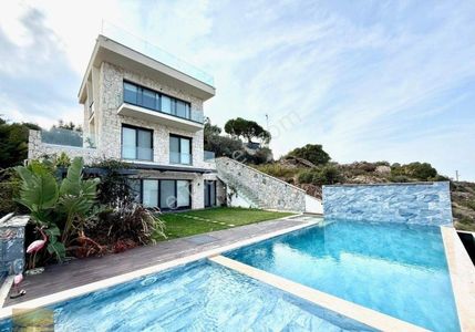 Satılık Müstakil Villa Deniz Kenarı Manzaralı Havuzlu Ev Plajlı Mükemmel Koyda Yatırım Fırsatı Acil
