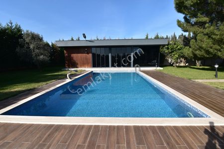 İzmir, Menderes'te Tek Olmak İster Misiniz? 4536 M² Arsa + Villa