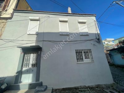 Ayvalık Merkez'de Köşe Konumlu Avlulu 2 Katlı 2+1 Taş Rum Evi