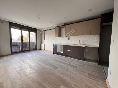 Kaçmaz'dan K.yalı Da Sıfır E'5 Metroya Yakın Ön Köşe 2+1 Daire