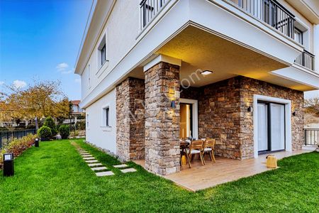 Bahçeşehir'de Sıfır Oturuma Hazır 6+1 Lüks Villa