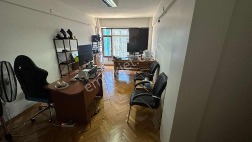 Bakırköy Çarşıda Meydana Yakın Pasaj İçerisinde 3.kat 19m2