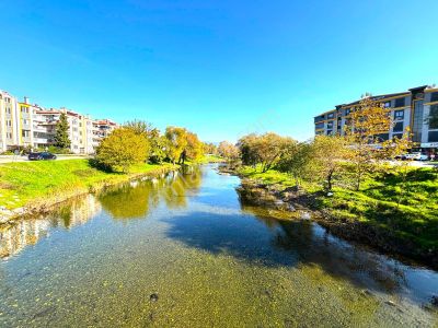 Akçay'da Doktorlar Sitesi Mevkinde 3+1 Ayrı Mutfak Asansörlü Satılık Daire