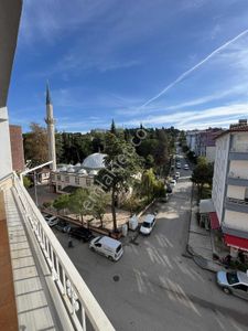 Yg' Den Cadde Üzerinde Geniş 2+1