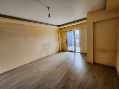 Askeri Üs Üniversite Fabrikalar Servis Yolunda 2+1 Daire