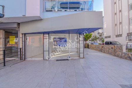 Kuşadası'nda İşlek Cadde Üzerinde 160 M2 Satılık Dükkan