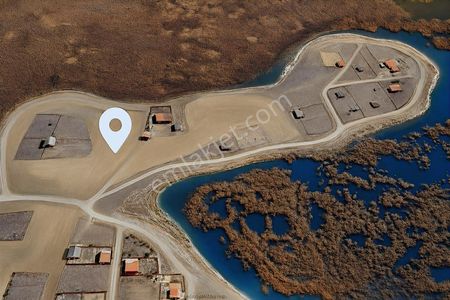 Göl Kenarında 280m2 Parsel. Yol, Su Ve Elektrik Yanıbaşında