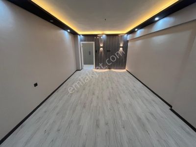 Vatan'dan Bademlik'te Cadde Yakını 1. Kat Megalüks Yapılı Masrafsız 3+1 Satılık Daire