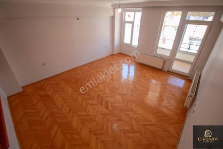 Opima Emlaktan Yalı Mahallesinde Çarşı İçerisinde 3+1 Satılık Daire