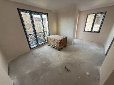 Emlak Dünyasından Prestijli Yapıda Harika Lokasyon 0 Balkonlu Ön Cephe Ara Kat Ayrı Mutfak Lüx 2+1