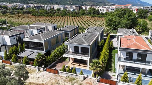 Kuşadası'nda Müstakil Havuzlu 160m2 Satılık 4+1 Fırsat Yazlık