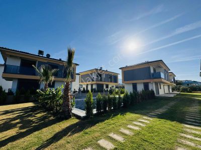 Kuşadası Davutlar'da Havuzlu Sitede Satılık 3+1 Eşyalı Villa