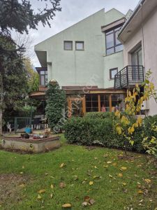 Bahçeşehir'in Göbeğinde,köşe Ve En Güzel Konumda Satılık Villa