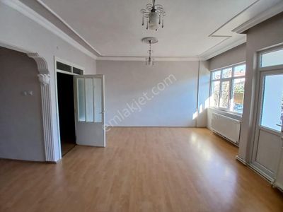 Akçay Emlak'tan Akşehir İstasyon Caddesi Semt Pide Civarında Doğalgazlı Kiralık 2+1 Daire