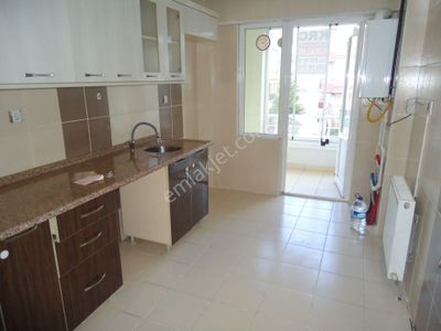 Krc'den Merkezi Konumda Cadde Üzerinde Kiralık Katta 3+1 Daire