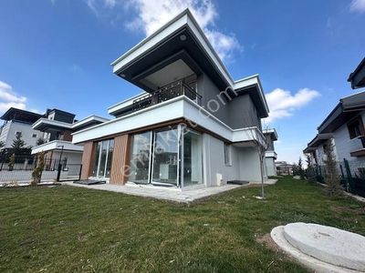Yeni Bağlıca'da Kapalı Otoparklı Tam Müstakil Sıfır Villa