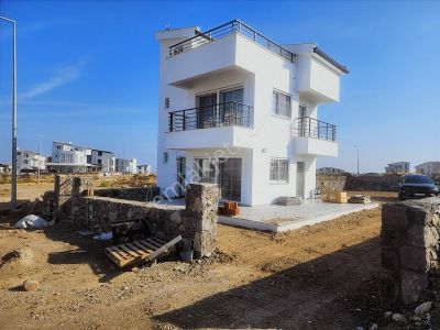 Mordoğan Emlaktan Kamukentte 375m2 Arsada Satılık 4+1 Yazlık