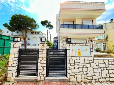 ▶ ▶ Akçay Körfez'den Konumuyla Ayrıcalıklı Çift Mutfaklı 3+1 Satılık Villa