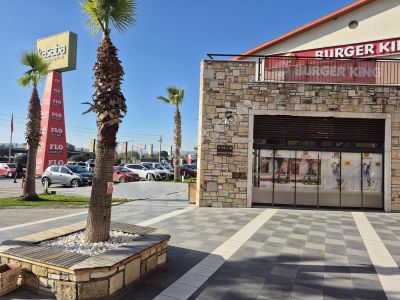 İzmirin En Güzel Avm Sinde Kiralık Köşe Mağaza