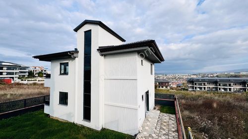 Yalova Toki Konutlarının Üst Kısmında Satılık Müstakil Villa