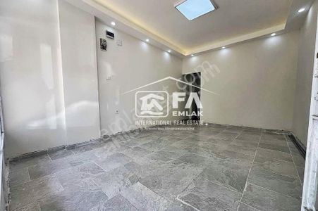 Faemlak'dan Eşsiz Konumda Pirireis 'te Kiralık Dükkan