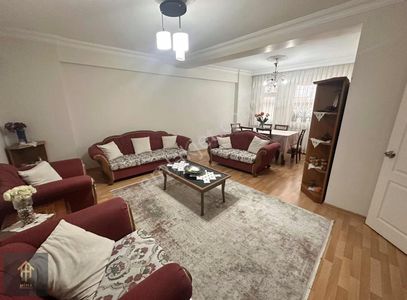 Metrobüse 5 Dk Mesafede 3 Katlı Bina Ön Cephe Büyük 2+1