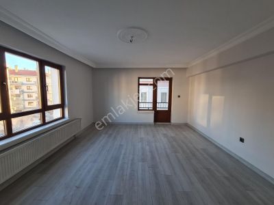 Atapark Cd. Üzeri Arakatta Ön Cephe Masrafsız 3+1 Daire