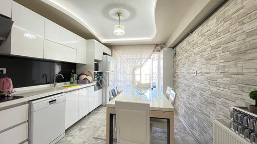 Pursaklar Saray Mehmet Zengin Emlak'tan Otoparklı 9.kat 3+1 Lüks Sitede Daire