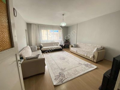 Yağmur Emlaktan Satılık Merkezi Konum Ara Kat Daire