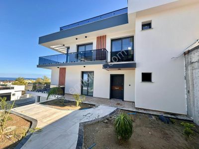 Girne Merkez'de Dağ Ve Deniz Manzaralı, Yüzme Havuzlu Satılık 3+1 Lüks Villa !!