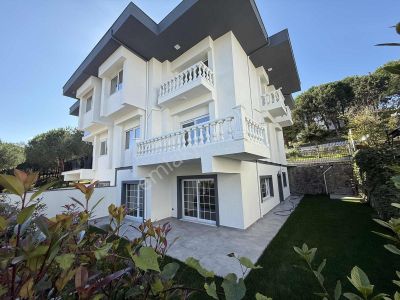 Çengelköyde____site İçinde______masrafsız 300 M2 Triplex Villa